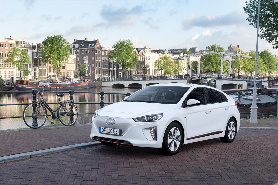 Hyundai Ioniq an der niederländischen Küste