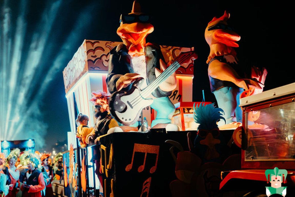 Karneval in Knokke-Heist: Abendlicher Karnevalsumzug