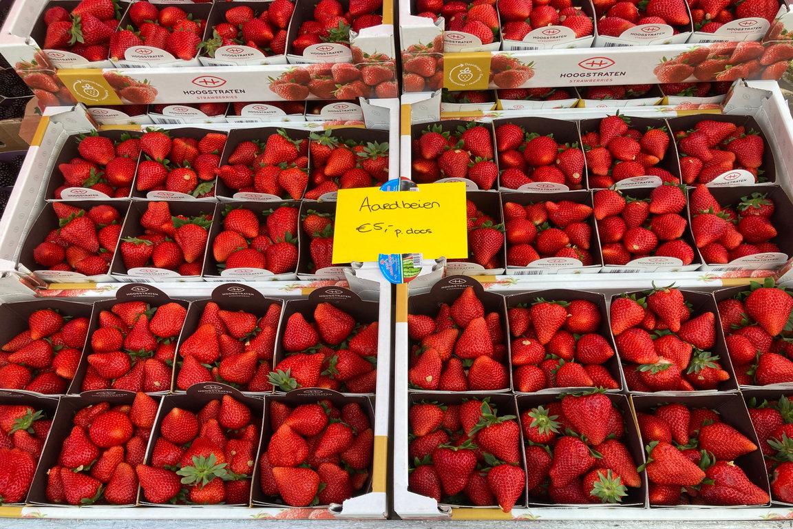 Cadzand-Bad: "Duinplein" - Sommermarkt mit Obst- und Gemüse-Angebot