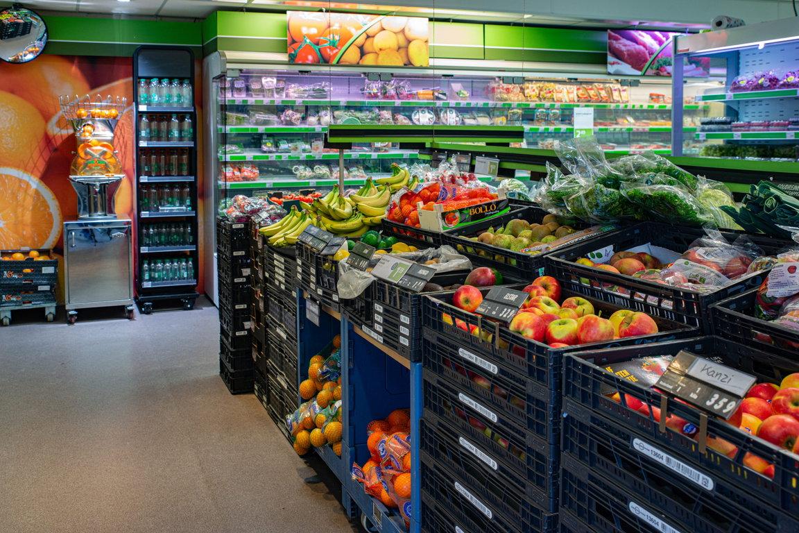 Cadzand-Bad: Frischeabteilung des SPAR-Supermarkt am Duinplein