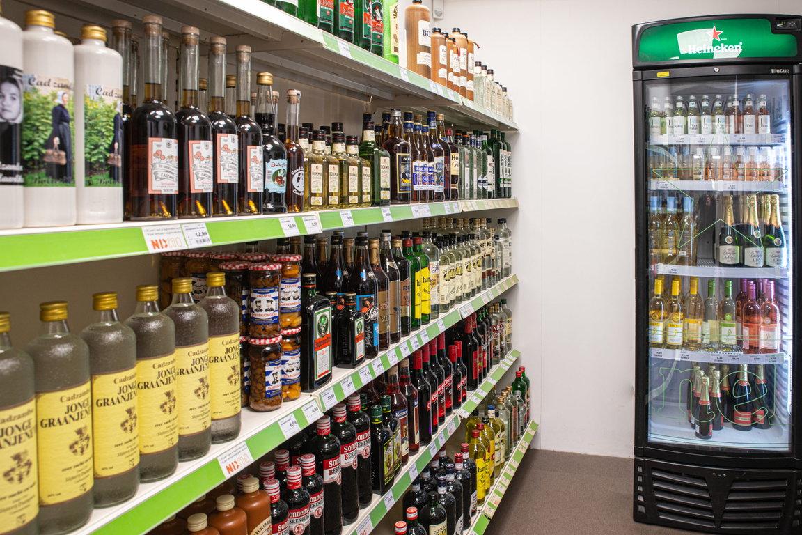 Cadzand-Bad: Alkoholikaabteilung des SPAR-Supermarkt am Duinplein