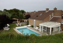 Cooler Pool und Outoor-Küche im Ferienhaus im "Zomerdorp Het Zwin"