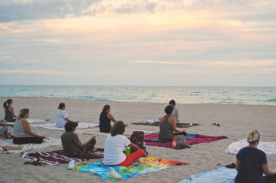 Entspannung am Strand: Yoga 