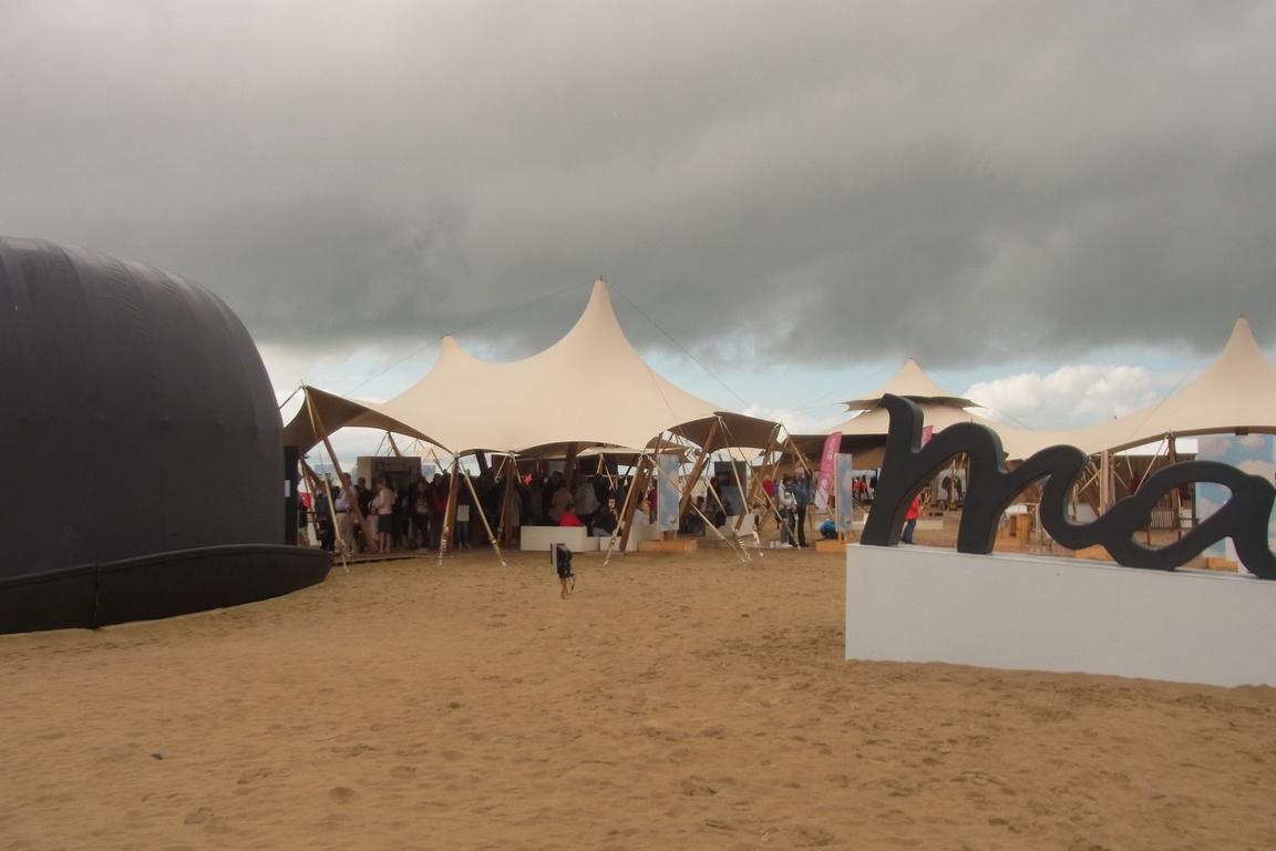 Magritte-Ausstellung am Strand von Knokke-Heist