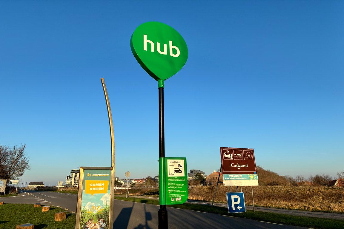 Hub-Haltestelle für Flex-Bus am Parkplatz "Het Zwin" in Cadzand