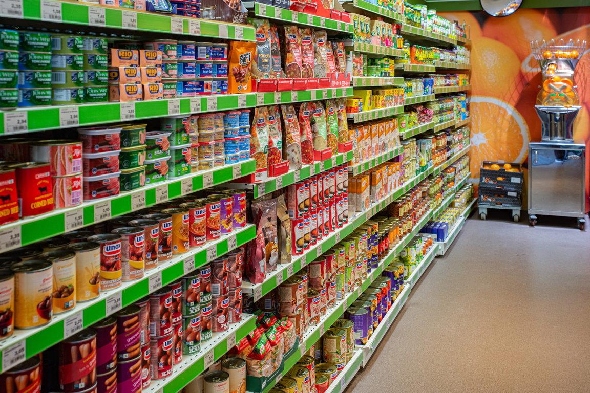 Cadzand-Bad: Konservenabteilung des SPAR-Supermarkt am Duinplein